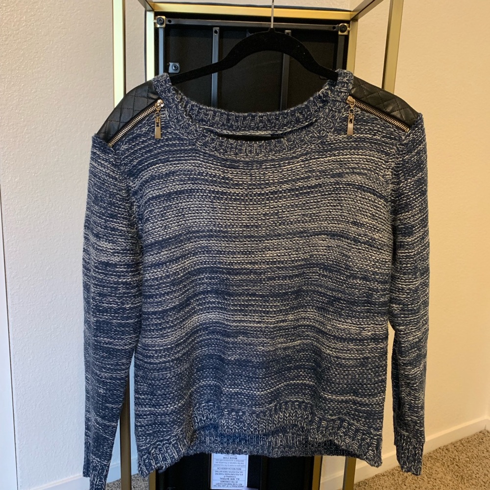 Crew neck sweater with leather patches